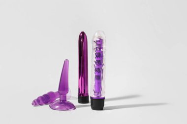 Hafif arka planda farklı seks oyuncakları