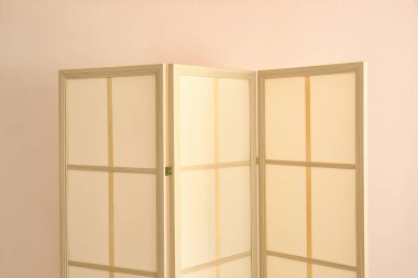 Odadaki duvarın yakınındaki katlama ekranı şık