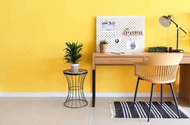 Sarı duvar zemininde tahta olan şık bir iş yeri