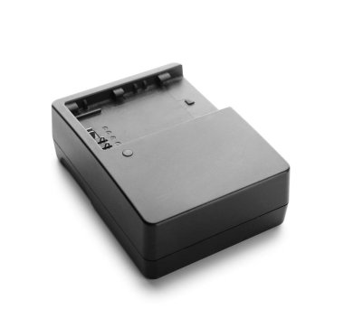 Kameranın bataryası için şarj cihazı beyaz arkaplanda izole edildi