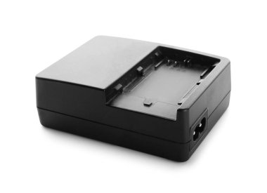 Kameranın bataryası için şarj cihazı beyaz arkaplanda izole edildi