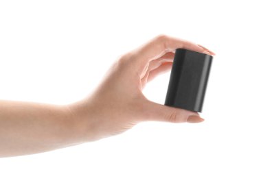 Kameranın bataryası beyaz elde izole edilmiş.