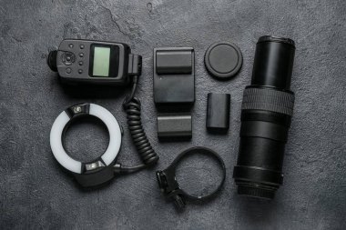 Koyu dokulu arkaplanda fotoğraf ekipmanı
