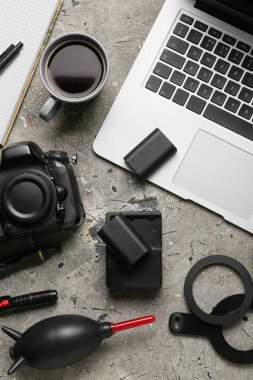 Grunge arkaplanındaki fotoğraf ekipmanlarının üst görünümü