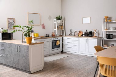 Modern stüdyo daire, mutfak içi.