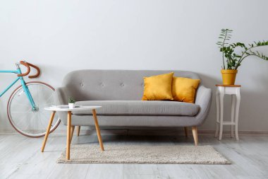 Odasında bisiklet olan şık bir iç mekan.