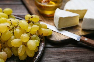 Ahşap zemin üzerinde olgun üzümlerle kaplanmış, yakın plan.