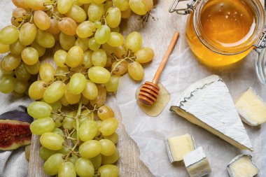 Olgun üzümlü, peynirli ve ballı kompozisyon, yakın plan.