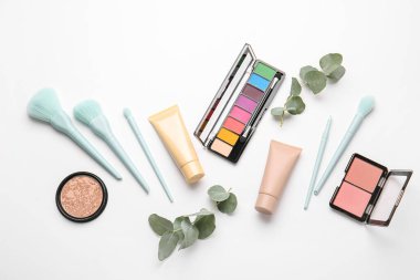Beyaz arkaplanda makyaj fırçası olan dekoratif kozmetik seti