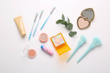 Beyaz arkaplanda makyaj fırçası olan dekoratif kozmetik seti