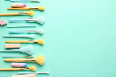 Renk arkaplanındaki makyaj fırçaları grubu