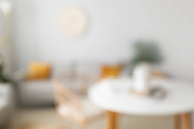 Yemek masası olan modern oturma odasının bulanık görüntüsü