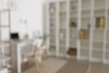 Büyük raf üniteli modern işyerinin bulanık görüntüsü