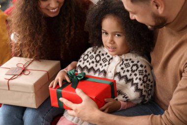Mutlu aile ile Noel hediyeleri evde