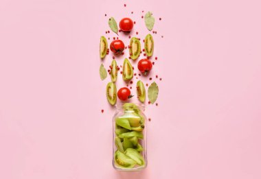 Konserve domatesleri renklendirmek için malzemelerle dolu cam kavanoz.