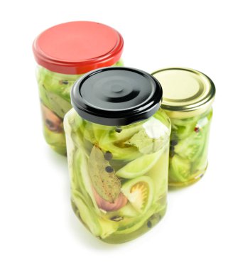 Konserve yeşil domatesli kavanozlar beyaz arka planda