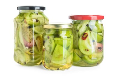 Konserve yeşil domatesli kavanozlar beyaz arka planda