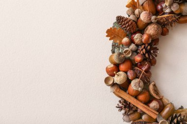 Işık duvarında güzel palamut çelengi, yakın plan.