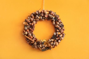 Turuncu duvarda güzel bir palamut çelengi