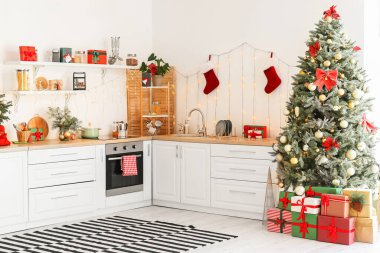 Beyaz mutfak, Noel ağacı ve parıldayan çelenk.