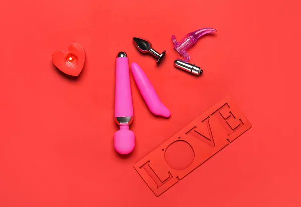 Sex Toys Mot Amour Sur Fond Couleur — Photo