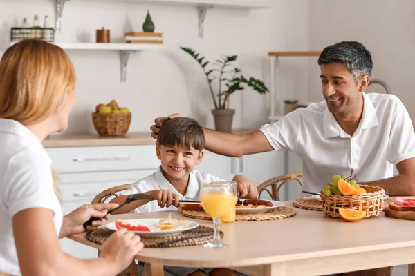 Küçük Oğluyla Mutlu Bir Aile Mutfakta Kahvaltı Yapıyor — Stok fotoğraf