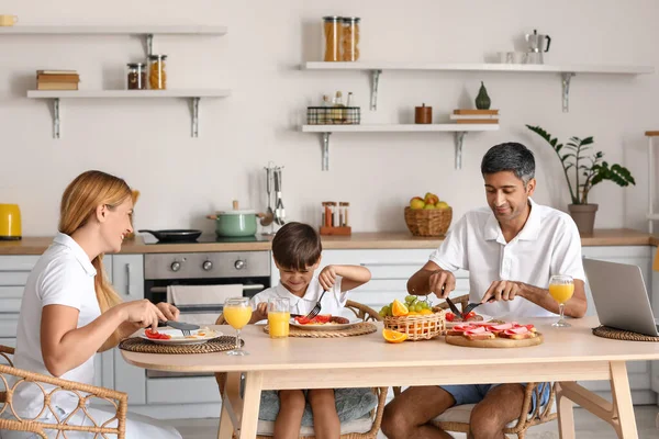 Famiglia Felice Con Piccolo Figlio Che Colazione Tavola Cucina — Foto Stock