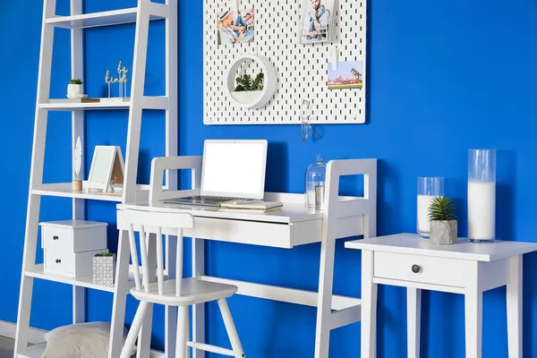 Lugar Trabajo Moderno Con Pizarra Pared Azul — Foto de Stock