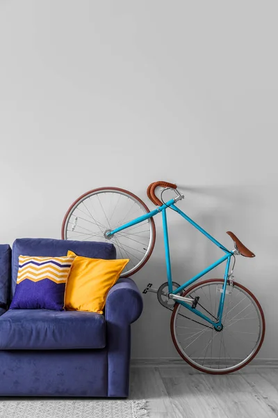 Şık Bir Mekan Odada Mavi Kanepe Bisiklet Var — Stok fotoğraf