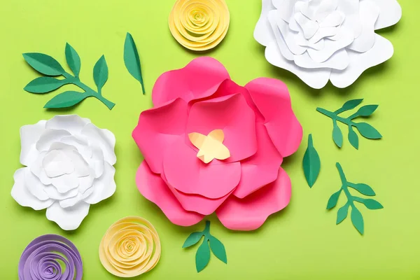 Schöne Handgemachte Papierblumen Auf Farbigem Hintergrund — Stockfoto