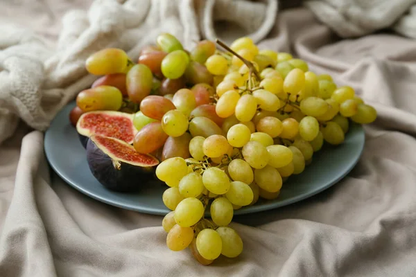 Plate Ripe Grapes Fig Fabric Background — Stock Photo, Image