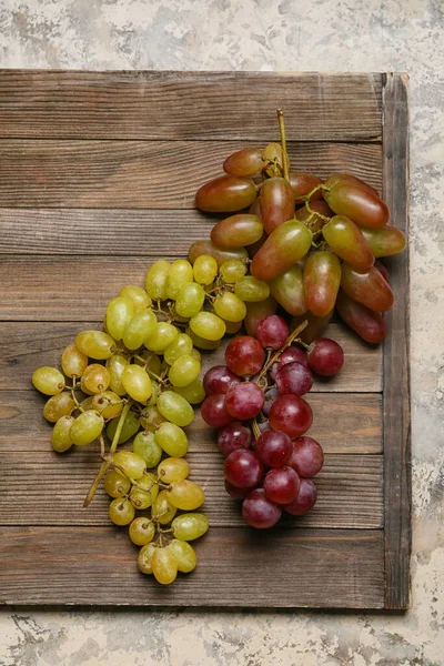 Tablero Madera Con Diferentes Uvas Sobre Fondo Grunge — Foto de Stock