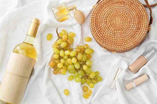 Süße Trauben Eine Flasche Wein Kosmetik Und Tasche Auf Leichtem — Stockfoto