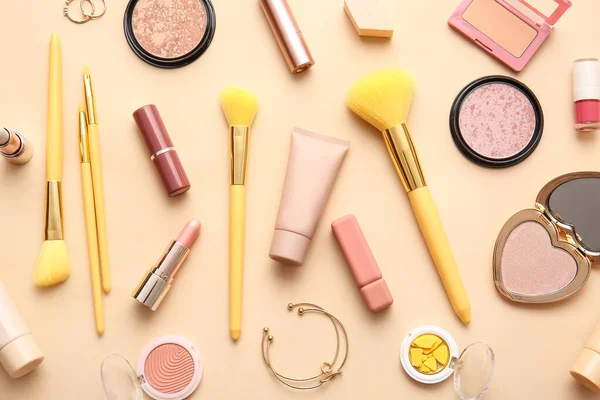 Set Cosmetici Decorativi Con Pennelli Trucco Sfondo Colore — Foto Stock