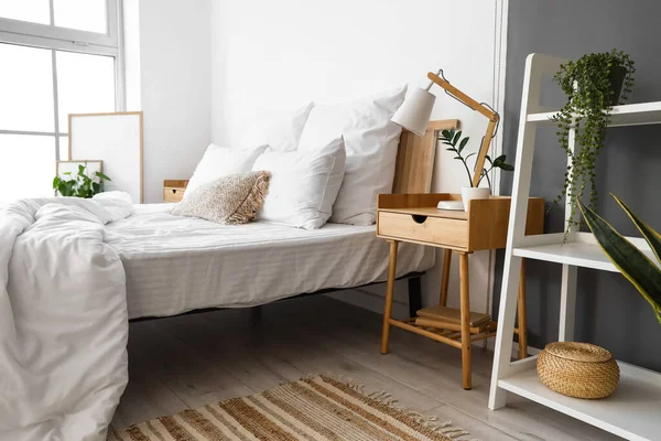 Wooden Bedside Table Lamp Flowerpot Light Room — Stock Photo, Image