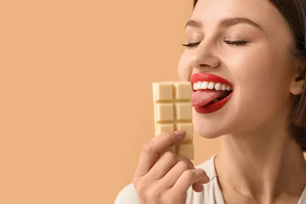 Mulher Bonita Com Chocolate Doce Fundo Cor — Fotografia de Stock