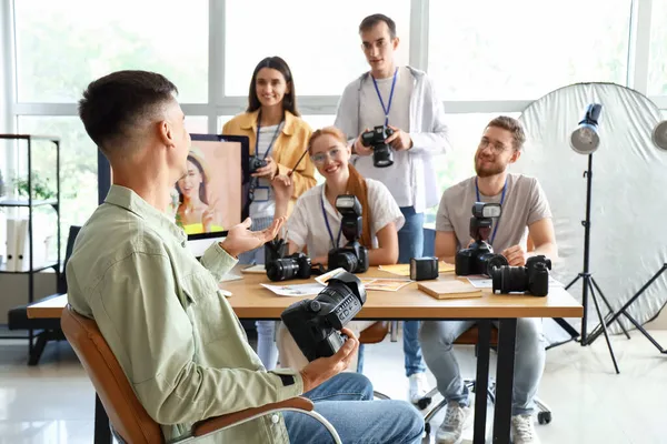 Fotógrafo Profesional Enseñando Jóvenes Estudio —  Fotos de Stock