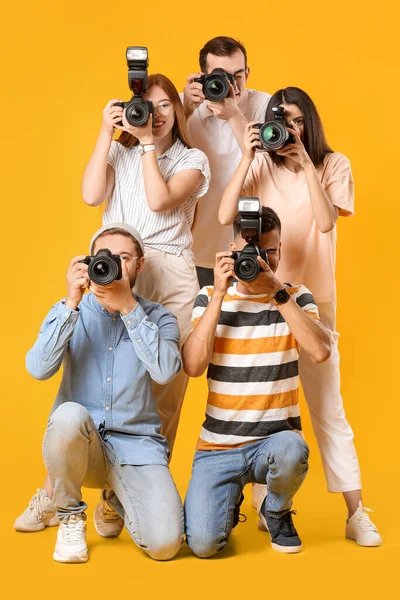 Grupo Fotógrafos Sobre Fondo Color —  Fotos de Stock