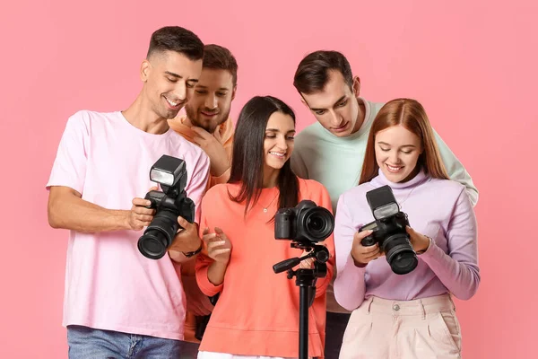 Groep Fotografen Kleur Achtergrond — Stockfoto