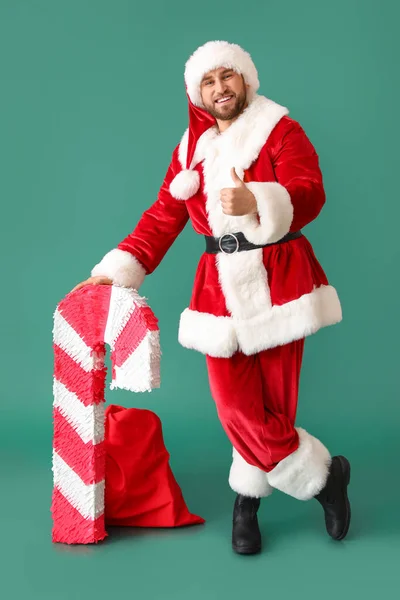Weihnachtsmann Mit Zuckerstange Pinata Zeigt Daumen Nach Oben Auf Grünem — Stockfoto