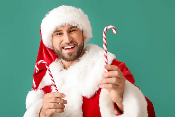 Weihnachtsmann Mit Zuckerstangen Auf Grünem Hintergrund — Stockfoto