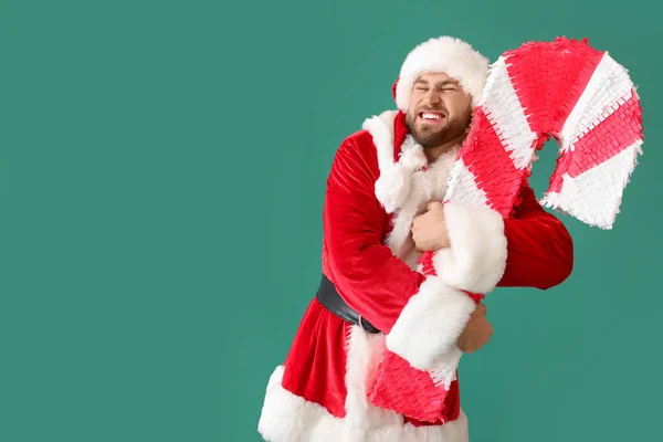 Санта Клаус Обнимает Конфетку Пиньята Зеленом Фоне — стоковое фото