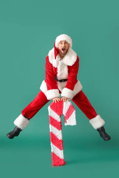 Weihnachtsmann Mit Zuckerstange Pinata Springen Auf Grünem Hintergrund — Stockfoto
