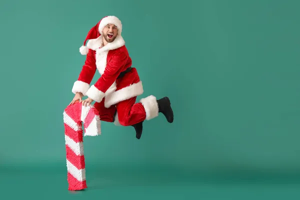 Weihnachtsmann Mit Zuckerstange Pinata Springen Auf Grünem Hintergrund — Stockfoto