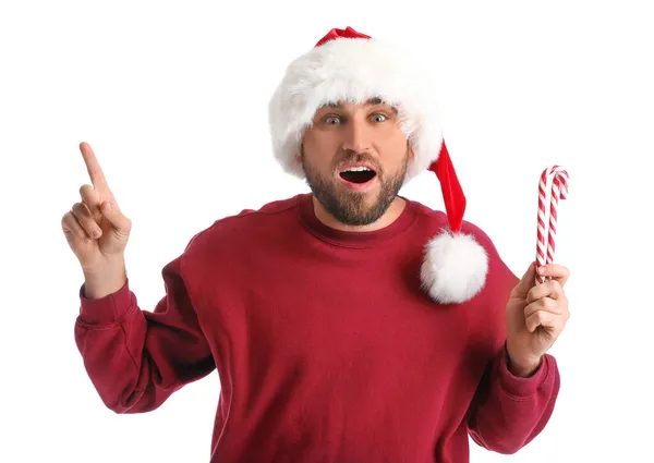 Sorprendido Hombre Guapo Sombrero Santa Con Bastones Caramelo Apuntando Algo —  Fotos de Stock