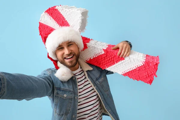 Schöner Mann Mit Weihnachtsmütze Und Zuckerstange Pinata Macht Selfie Auf — Stockfoto
