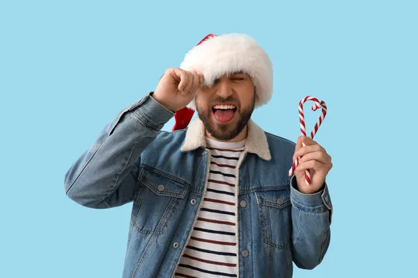 Snygg Man Santa Hatt Med Godis Käppar Visar Tunga Blå — Stockfoto