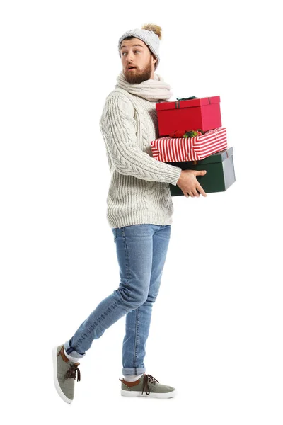 白い背景にクリスマスの贈り物を持つ男行く — ストック写真