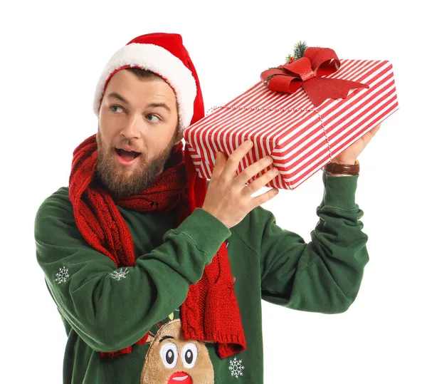 Schöner Junger Mann Mit Weihnachtsgeschenk Auf Weißem Hintergrund — Stockfoto