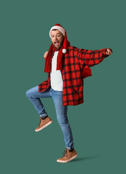 Glücklicher Mann Mit Weihnachtsmanntasche Auf Farbigem Hintergrund — Stockfoto